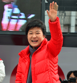 박근혜 대선후보가 지난해 11월30일 부산 사상버스터미널에서 유세하는 모습