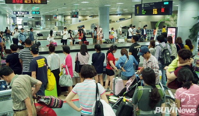 김해공항 국제선 이용객이 400만명을 넘어섰다. 이용객들이 수하물 게이트에서 짐을 찾으려고 기다리는 모습.