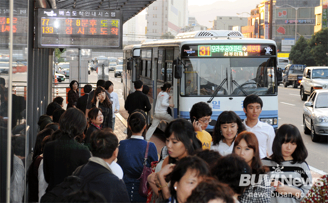 시내버스 탑승을 기다리는 시민들 모습