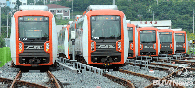 부산-김해경전철은 지난 9일부터 오는 16일까지 무료 운행 중이며, 16일 개통식을 갖고 17일부터 요금을 받는다.