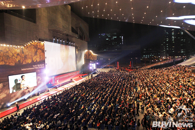 제16회 부산국제영화제(BIFF)가 지난 6일 개막, 오는 14일까지 '영화의 바다'를 펼치고 있다(사진은 '영화의 전당' 야외극장에서 열린 개막식. 관객들이 가득 찬 가운데 영화배우들이 입장하는 모습).