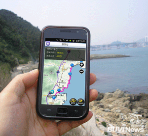  ‘부산갈맷길’ 앱을 통해 길 안내를 받는 모습 이미지