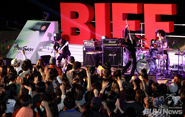 비프 빌리지 야외무대에서 열린 모던록밴드 ' 델리스파이스' 공연