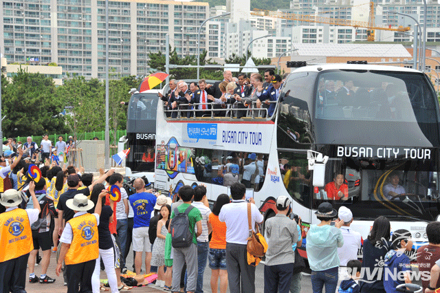 지난 6월 역대최대 규모로 열린 라이온스세계대회 참가자들이 시티투어버스를 타고 거리 퍼레이드를 펼치는 모습과 벡스코에서 열린 2011 부산세계개발원조총회 모습