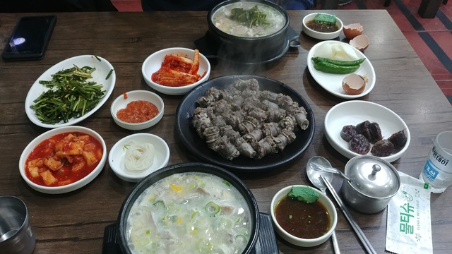 돼지국밥과 순대 상차림 사진