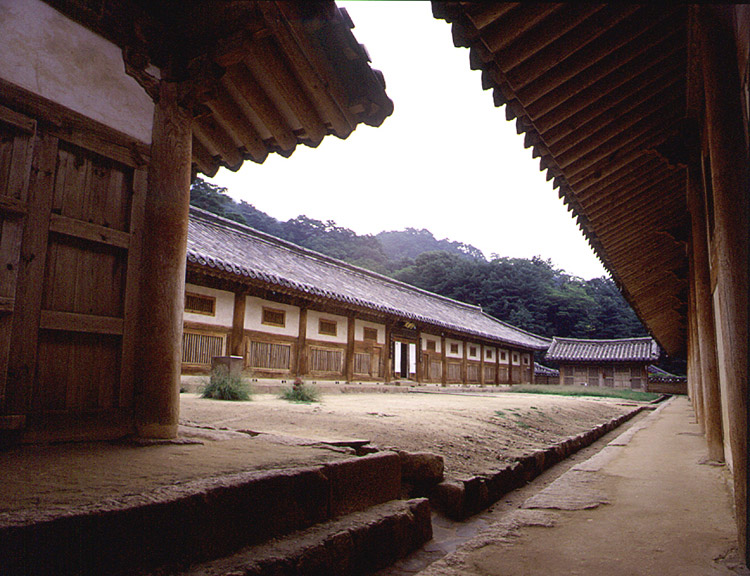 해인사 장경판전 [Haeinsa Temple Janggyeong Panjeon, the Depositories for the Tripitaka Koreana Woodblocks] 이미지3