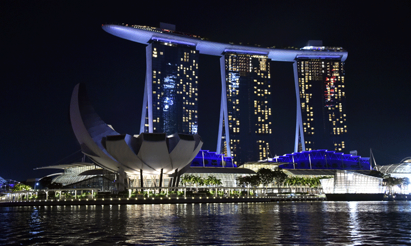 싱가포르는 대형 복합리조트를 발판으로 관광대국으로 급성장하고 있다. 사진 마리나베이샌즈 야경.