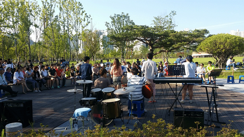 부산시민공원에서 버스킹 공연을 즐기는 시민들.