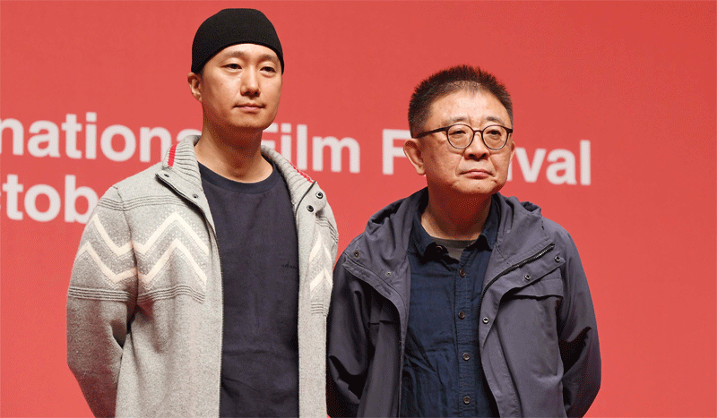 영화배우 박해일(왼쪽)과 장률 감독.