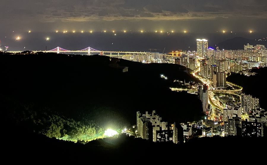 [Busan Travel Log] Hwangnyeongsan Mountain Observatory offers special night view 기사 이미지