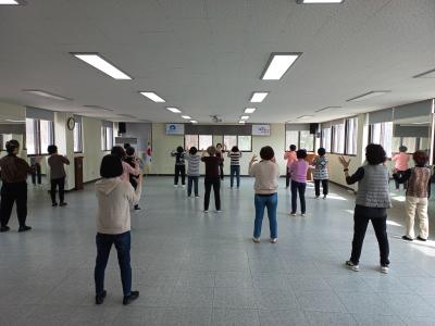 대청동 주민자치회 프로그램 스트레칭과라인댄스(4월)썸네일