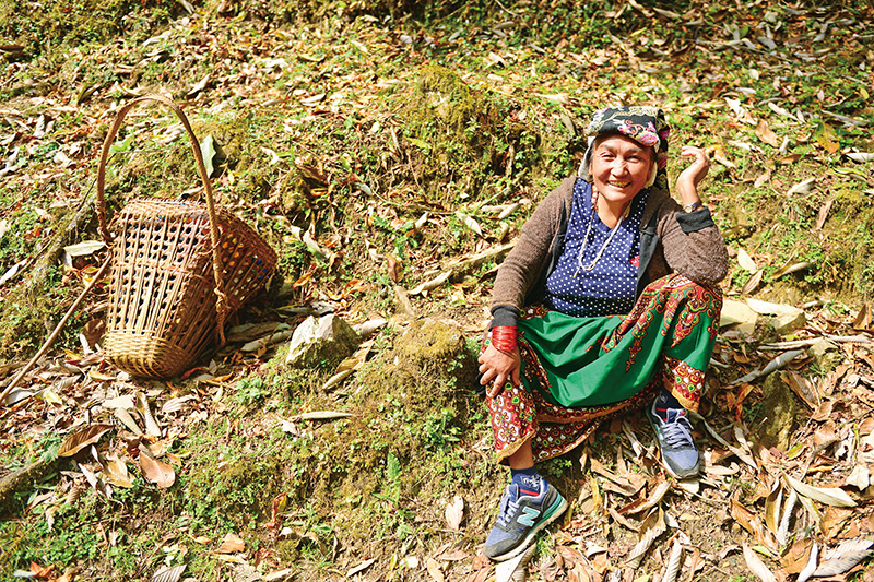 환하게 웃어주는 고산족 아주머니. 안나푸르나 트레킹 코스는 오래전부터 이 땅을 사는 사람들이 걸었던 삶의 길이다.