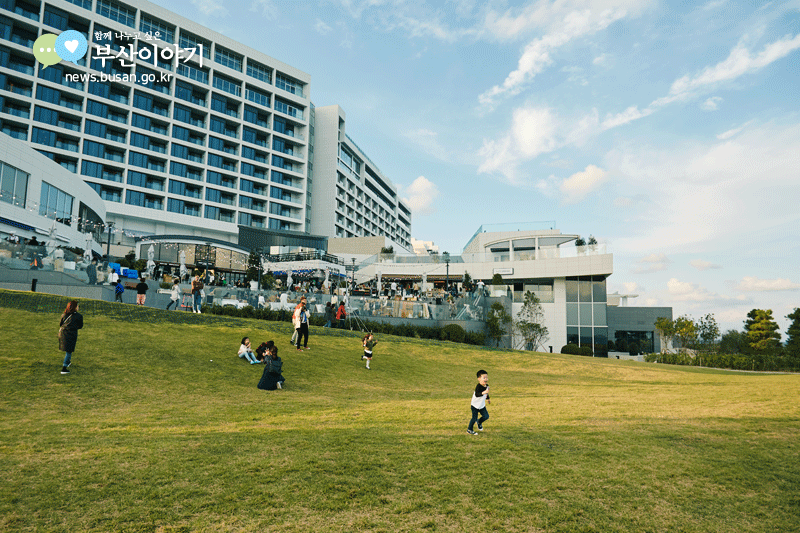 서점 문을 열고 나서면 탁 트인 기장 바다를 만날 수 있다. 바다와 서점의 경계에는 푸른 잔디밭으로 꾸민 정원이 있다.