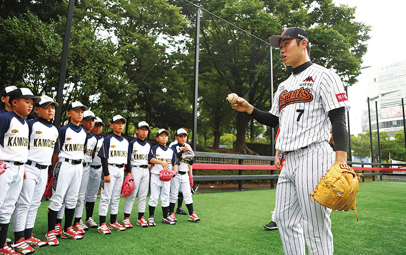 신본기 선수가 초등학교 야구팀 선수들에게 야구를 가르치는 모습.