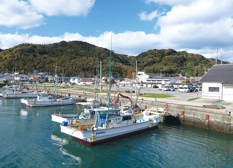 한적한 일본 항구의 모습을 간직한 시카노시마 섬은 자전거투어를 즐기기에 제격이다. 