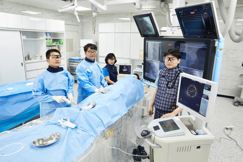부산의료원이 1층 로비를 대대적으로 새 단장하고 통합 심혈관센터를 준공했다(사진은 새로 문을 연 심혈관센터 내 심혈관촬영실 모습).