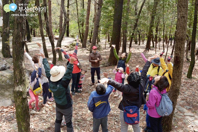 부산 도심공원 7곳에서 4∼11월 생태문화해설을 들으며 숲을 체험할 수 있는 프로그램이 진행된다(사진은 어린이대공원 숲 체험 참가자들 모습). 