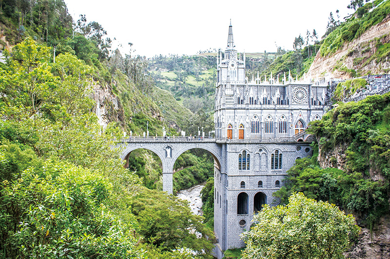 에콰도르와의 국경도시 이피알레스에 위치한 라스 라하스 성당은 세계 10대 비경 중 하나로 꼽힌다. 라스 라하스 성당은 자연 절벽 위에 세워졌으며, 45m 높이의 다리와 고딕건축 양식이 특징이다.