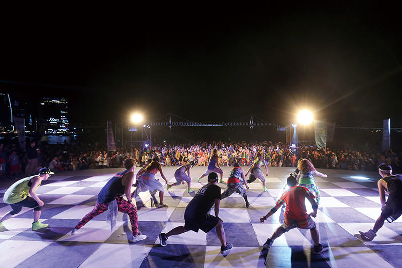 8월 1일부터 5일까지 부산지역 5개 해수욕장에서는 바다축제가 펼쳐진다(사진은 지난해 광안리해수욕장에서 열린 댄스파티).