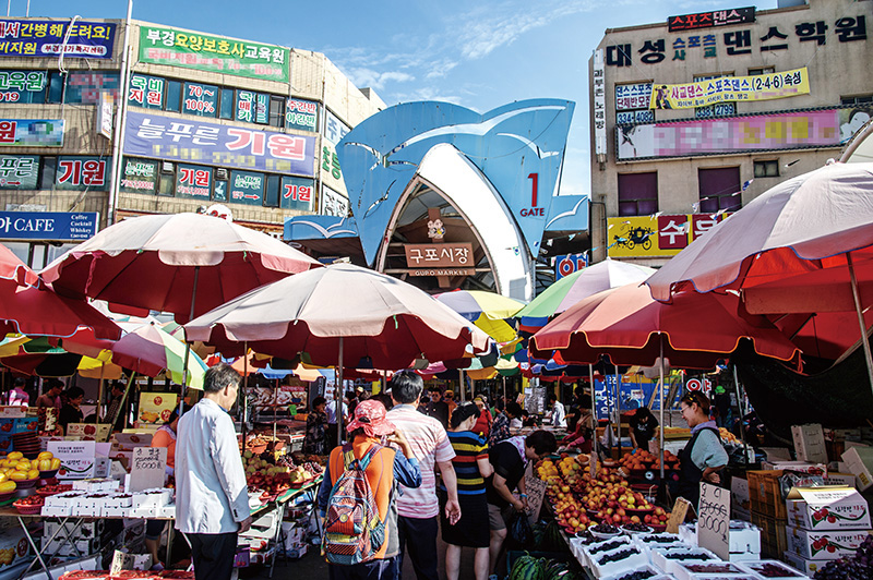 조선 시대에 형성돼 400년의 역사를 가진 ‘구포시장’은 지금도 그 자리에서 도시와 사람, 물자를 이어주는 시장의 역할을 톡톡히 하고 있다.