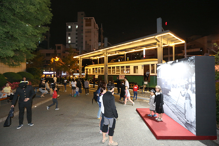 동아대 석당박물관에서 진행한 ‘피란수도 부산 야행’에 참가한 시민 모습.