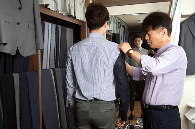 심플양복 이은기 대표가 고객에 맞춰 옷을 재단하고 있는 모습