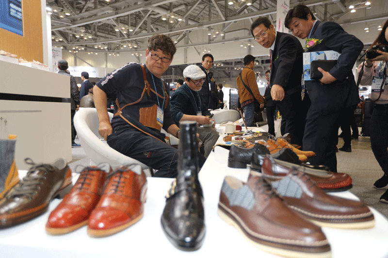 부산 신발 기업들이 중국·동남아 시장에서 기술력을 인정받고 있다(사진은 부산국제신발섬유전시회 모습). 사진제공·부산일보