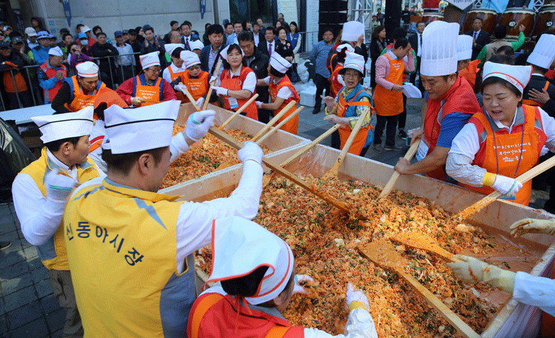 자갈치축제 ‘세계 최대 회비빔밥 만들기’ 모습