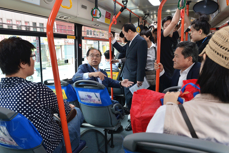 시내버스를 타고 중앙버스차로 운영상황을 점검하며 시민들과 대화하는 모습