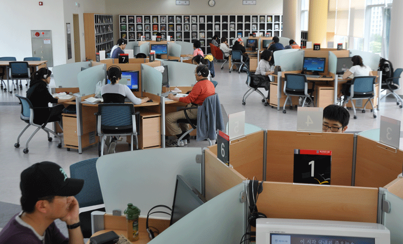 해운대도서관에서 시민들이 인터넷 서핑을 하는 모습