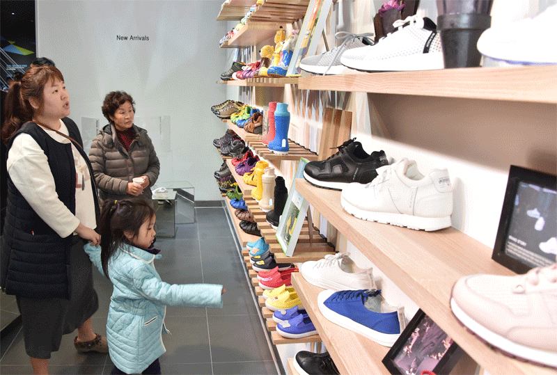 부산시가 산단 입주 기준 규제를 개혁해 신발기업을 유치하는 등 신발산업에 활기를 불어넣고 있다(사진은 부산진구 신발산업박물관에서 시민들이 전시된 신발을 구경하고 있는 모습).