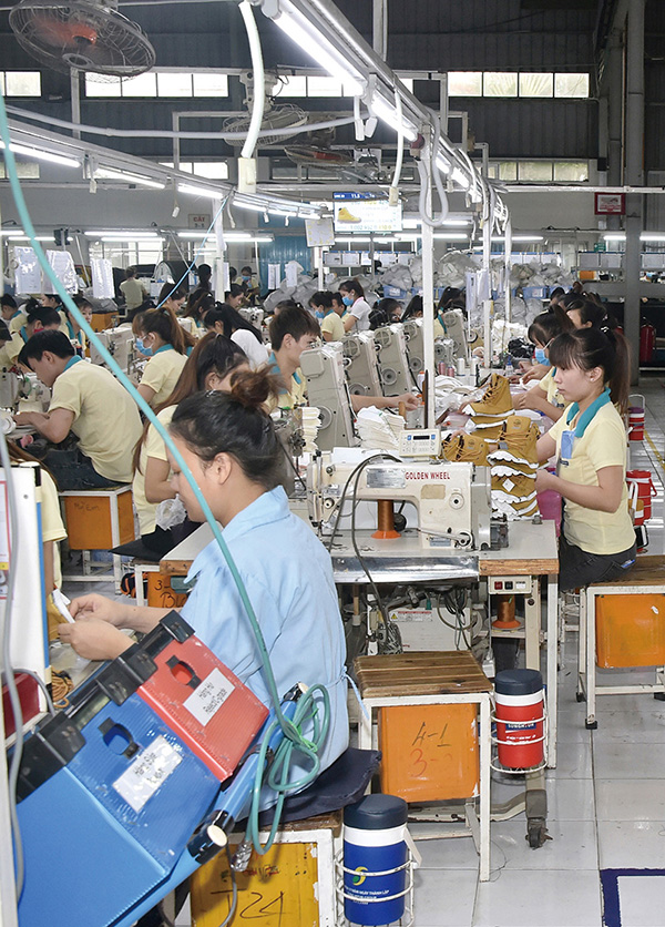 
이영만 회장은 다품종 소량생산 정책을 유지하면서 유럽 브랜드를 집중적으로 파고 들었다. 베트남에 진출한 신발 기업 가운데 유럽 브랜드를 가장 많이 생산하는 기업이 성현비나다(사진은 성현비나 베트남 현지 공장).