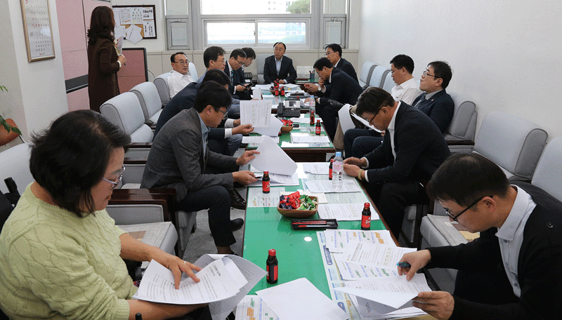 부산시의회가 스포원 이사장 후보자 인사검증을 실시한다(사진은 지난 10월 인사검증특위 위원들이 회의를 진행하는 모습).