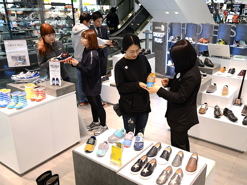 세계적 신발 브랜드 휠라와 데상트가 잇달아 부산에 연구개발센터를 설치한다(사진은 롯데백화점 내 부산신발 전용매장 모습).