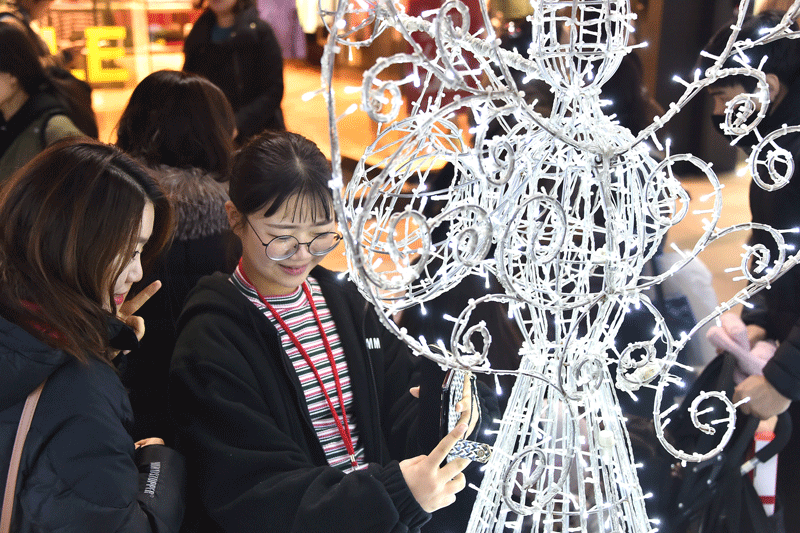 크리스마스 트리 문화축제에서 관람객들이 기념사진을 찍고 있다.