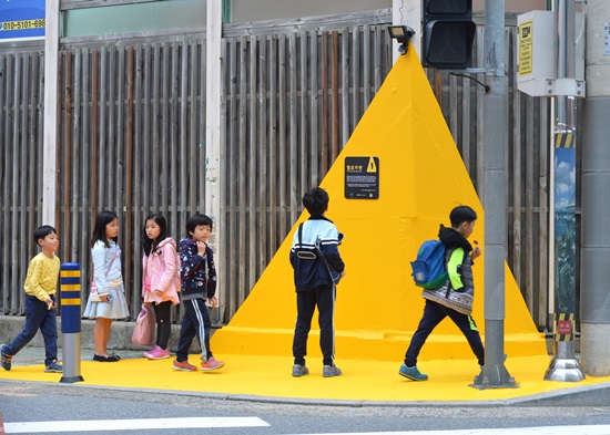 어린이들의 교통사고 예방을 위해 초등학교 주변 횡단보도에 설치한 옐로카펫
