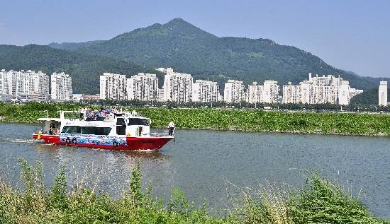 부산시와 부산관광공사는 지난 2014년부터 을숙도~물금을 잇는 낙동강생태탐방선을 운영하고 있다. 사진은 낙동강 생태밤방선 모습