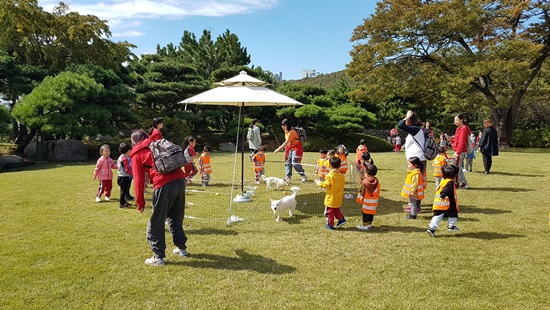 부산시장 관사 잔디광장에서 어린이들이 뛰어노는 모습