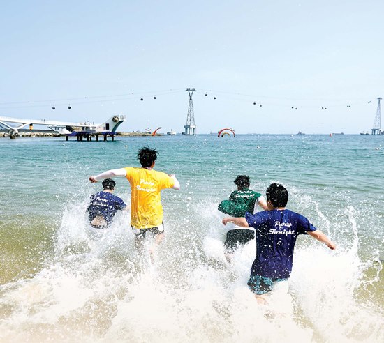 송도해수욕장을 찾은 아이들이 바다로 뛰어드는 모습