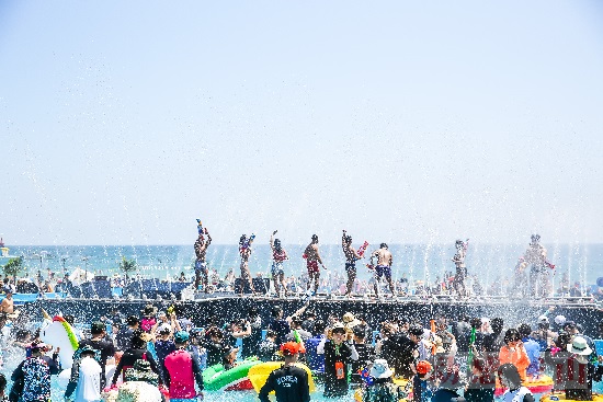 여름바다를 더욱더 뜨겁게 달굴 우리나라 대표 여름 축제, 부산바다축제가 8월 2~6일 해운대·광안리·다대포·송정·송도 등 부산 5개 해수욕장에서 펼쳐진다.사진은 물의난장.