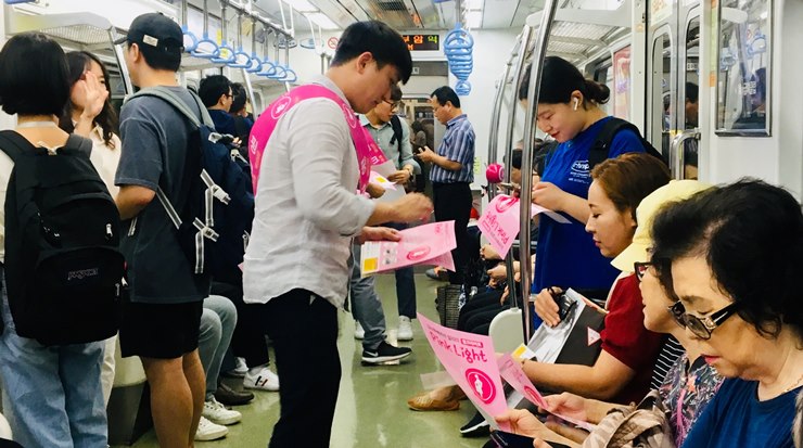 8월 23일 도시철도 서면역에서 임신부 배려석 자리 양보 알림 시설 핑크라이트 전 호선 확대 운영을 홍보하는 모습.