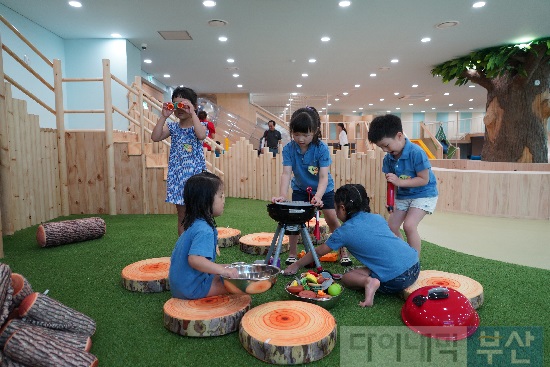 아이들이 자연 속에서 신나게 뛰어놀 수 있는 새로운 공간, 부산유아교육체험원(놀이꿈터)이 오는 9월 19일 기장군 철마면에 문을 연다. 