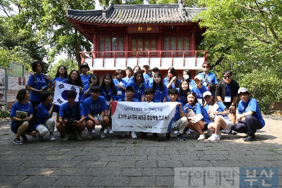윤봉길 의사의 의거가 있었던 상하이 홍커우 공원 매헌 앞에서 단체 사진을 촬영하는 학생들.