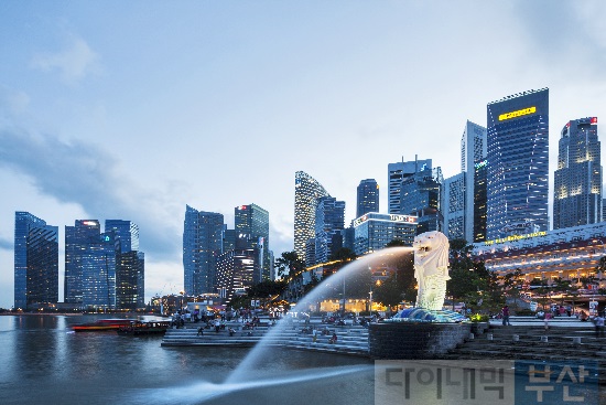 싱가포르 정부는 강력한 도시계획 및 재생 정책으로 도시경관을 아름답게 가꾸고 환경을 정비했다(사진은 싱가포르의 상징이라 할 수 있는 머라이언 파크 전경).