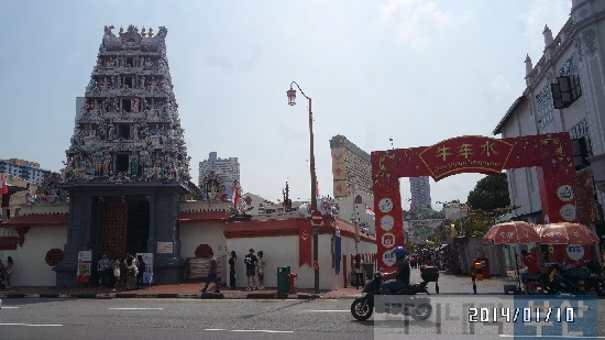 차이나타운 거리에 있는 힌두교사원