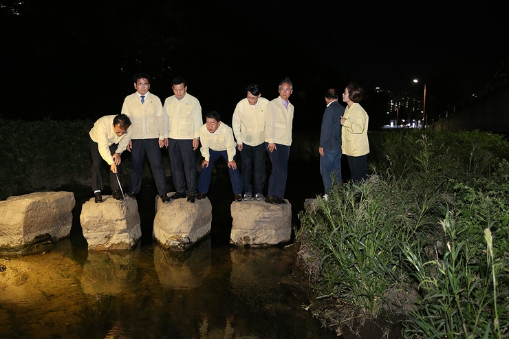 사진은 지난 9월 19일 저녁 학장천을 둘러보고 있는 도시안전위원회 의원들 모습.