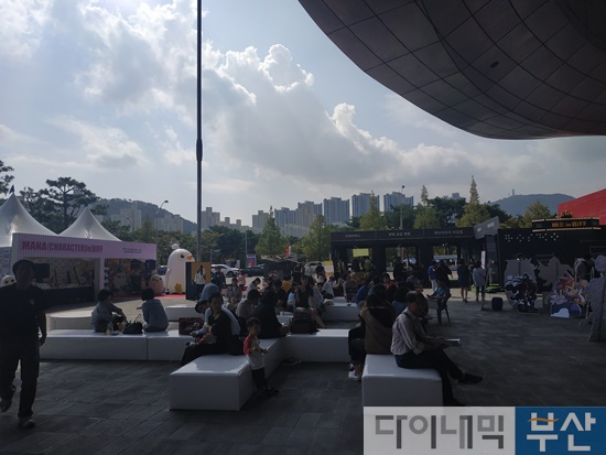 제24회 부산국제영화제가 열리는 영화의전당 광장 모습.