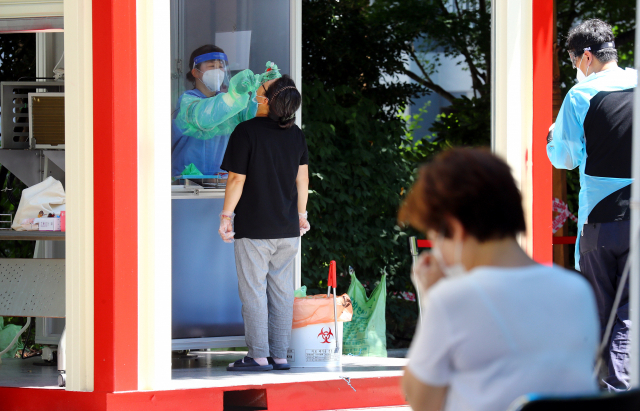 부산 연제구보건소 선별진료소에서 시민들이 코로나19 검사를 받고 있는 모습.