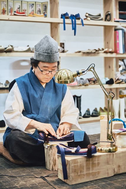 한국의 전통신을 흔히들 ‘고무신’으로 알고 있는데, 우리 전통신은 짚·마·나무·가죽·비단 등을 재료로 만들었다. 높은 신분은 비단이나 가죽으로 만든 신발을 일반 백성은 나막신이나 짚신 등을 주로 신었다.