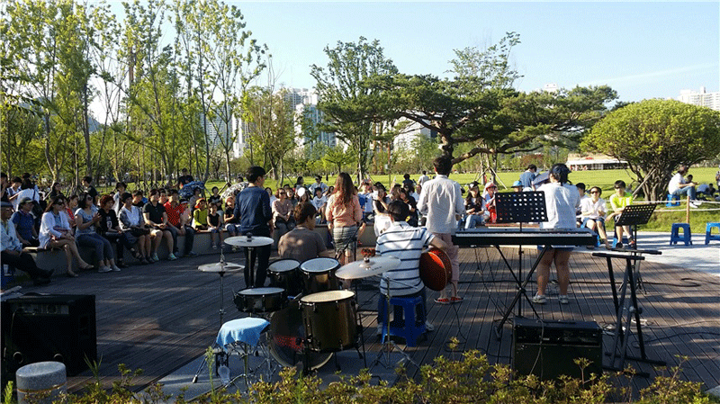 부산시민공원 버스킹 공연 모습.
